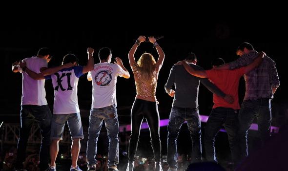 Shakira ed alcuni calciatori del Barcellona la cantante e i campioni d'europa