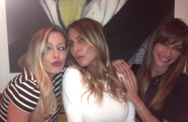 Karina si consola con le sue amiche Guendalina e Melita