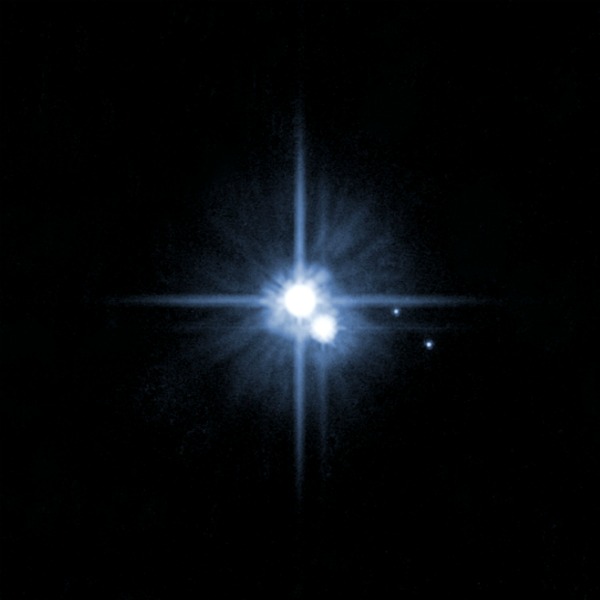Alcune osservazioni effettuate grazie al telescopio spaziale Hubble suggerirebbero, a parere di alcuni scienziati statunitensi, la presenza di molecole complesse su Plutone, forse il segnale di cambiamenti in atto sulla sua superficie. 