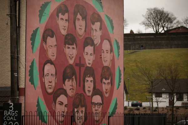 Il 30 gennaio del 1972, i paracadutisti dell esercito britannico aprivano il fuoco contro una folla di civili inermi che manifestava per i propri diritti civili nella città di Derry, in Irlanda del Nord. Per quelle quattordici vittime, alcune colpite alle spalle, altre mentre sventolavano un fazzoletto bianco, una gran parte giovanissimi che non avevano ancora compiuto vent'anni, il Primo Ministro del Regno Unito David Cameron ha chiesto scusa recentemente riconoscendo un errore ingiusto ed ingiustificabile 