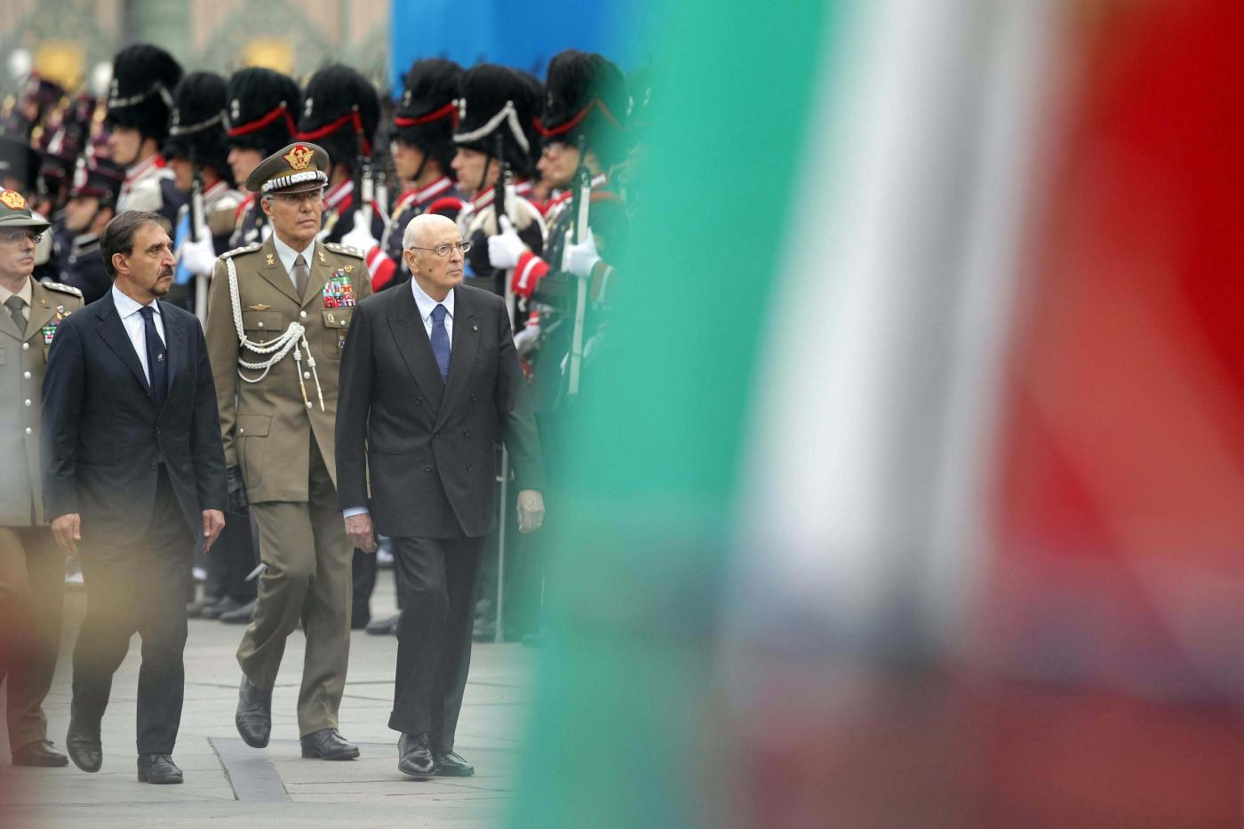 Torino, Giorgio Napolitano partecipa alle celebrazioni per i 150 anni dell'Esercito Italia, le spese militari