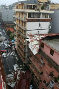 L’ondata di maltempo ha portato pioggia e vento in tutto il meridione e in particolare alcune città della Sicilia, tra cui Catania, sono in piena emergenza. Il forte vento ha scoperchiato il tetto di una palazzina, le strade sono allagate e si registrano disastri su molte strade.