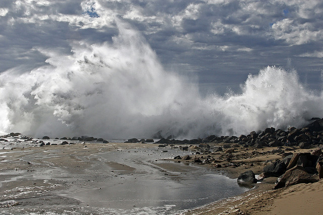 mare-tempesta-rocce.jpg (640×427)